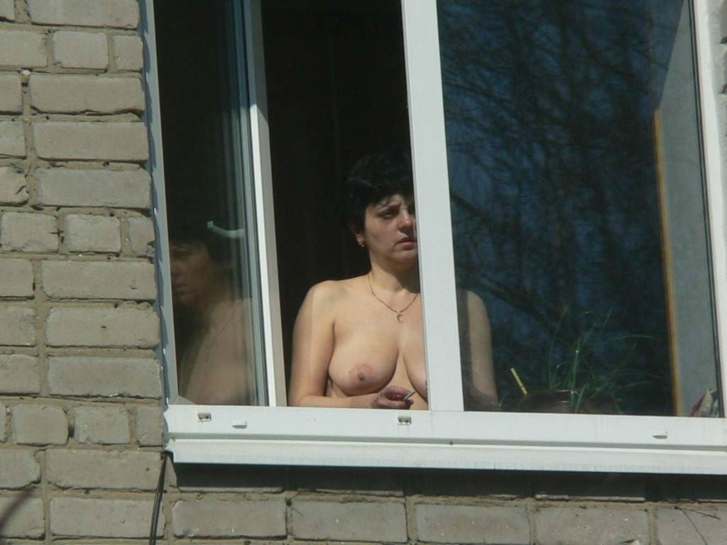 Зрела дама засветилась ан камеру голой в окне у себя дома