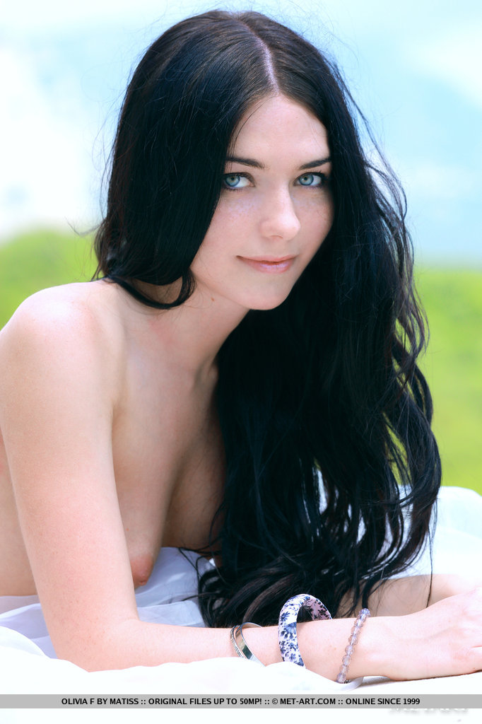 【外人】ロシアン美女オリビア(Olivia F)真っ黒な黒髪でおっぱいとパイパンまんこ丸出しなポルノ画像 1014