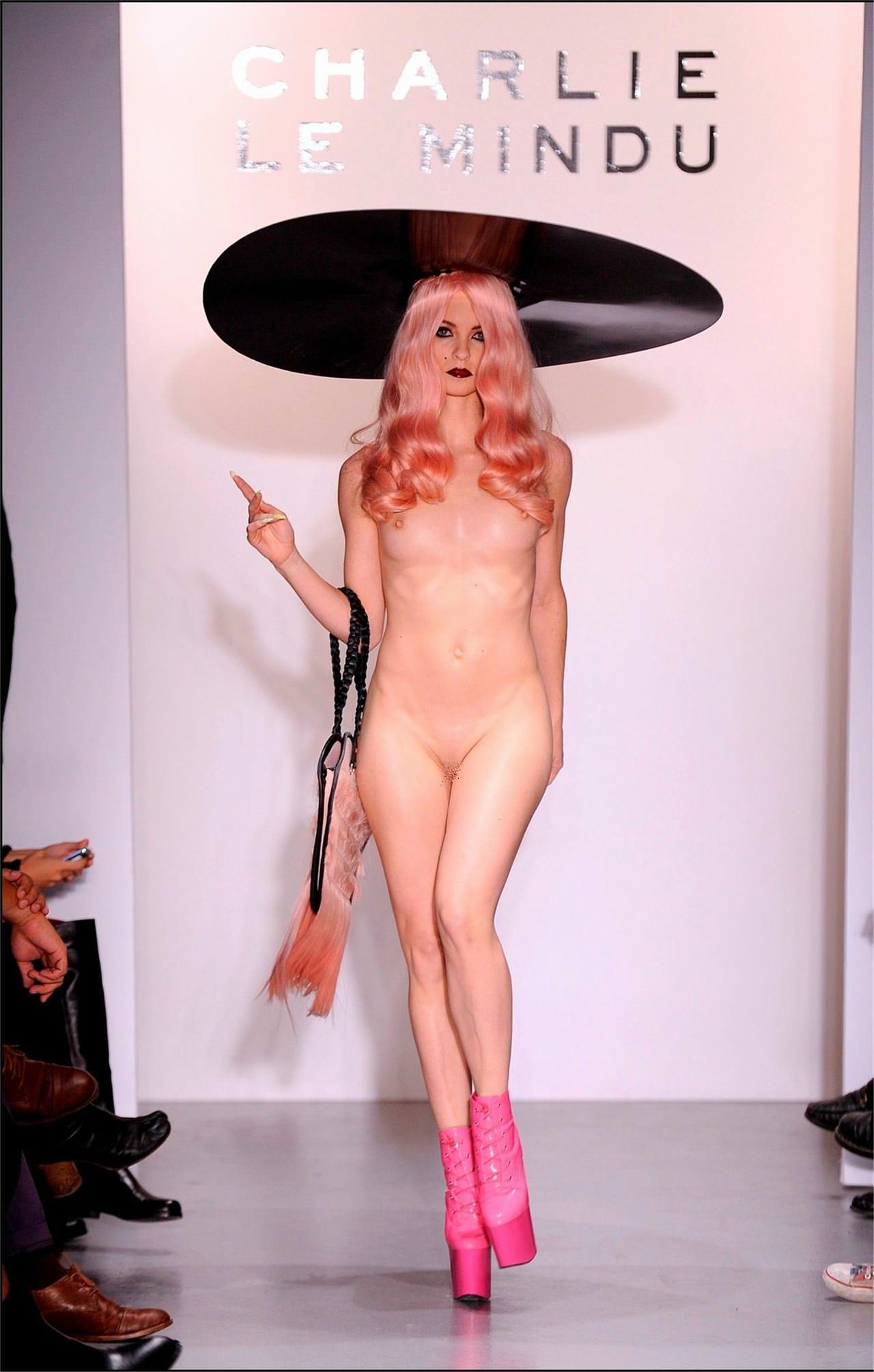 【外人】スーパーモデルがファッションショーで美乳首見せちゃってるおっぱいポルノ画像 463