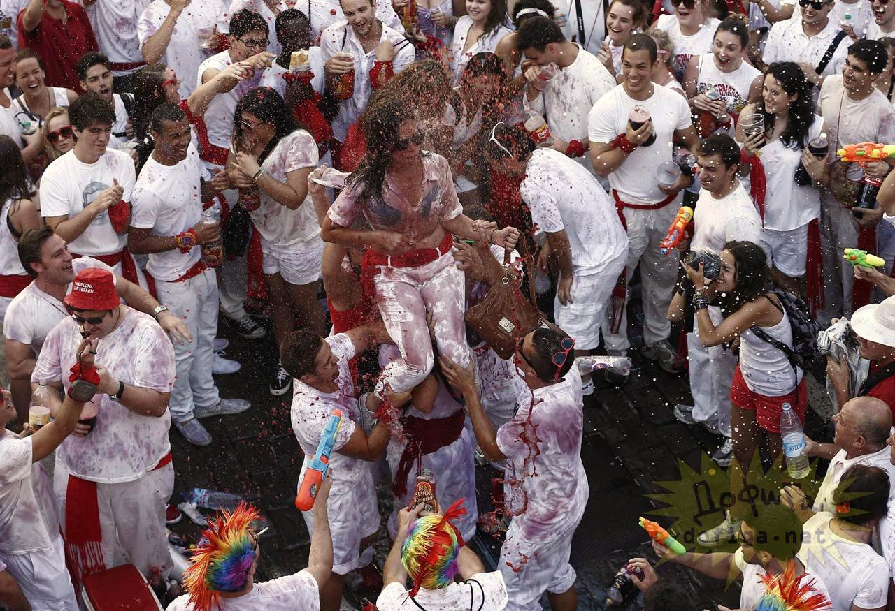 【外人】スペイン3大祭りで男も女もテンション上げまくりでおっぱいポロリしまくるポルノ画像 10113