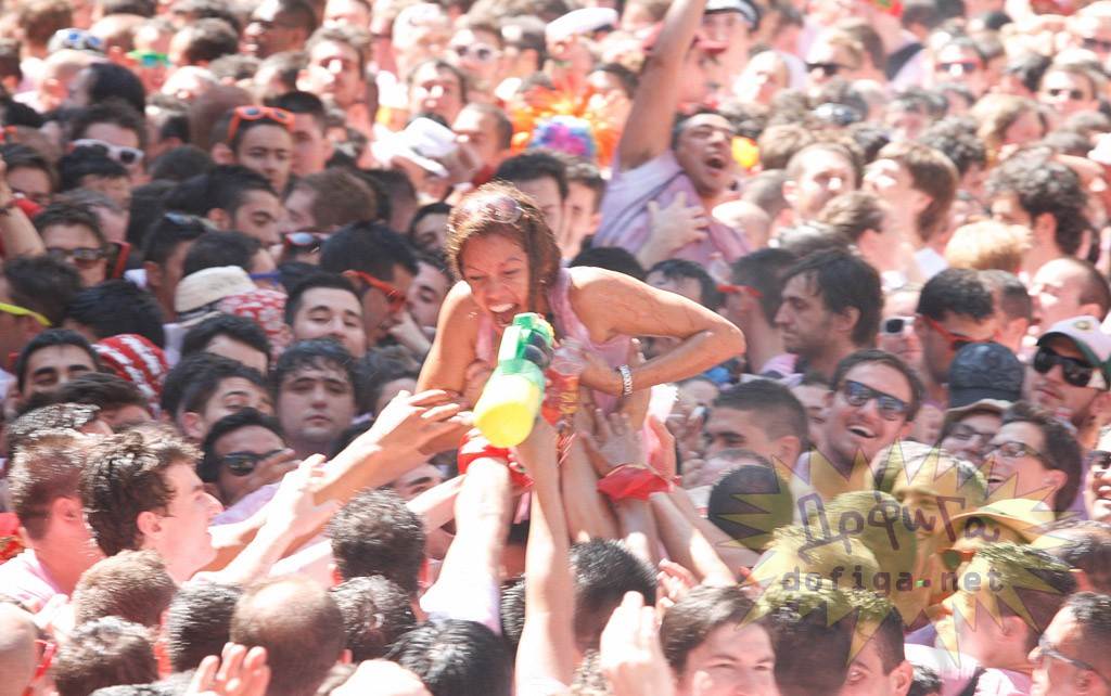 【外人】スペイン3大祭りで男も女もテンション上げまくりでおっぱいポロリしまくるポルノ画像 14101