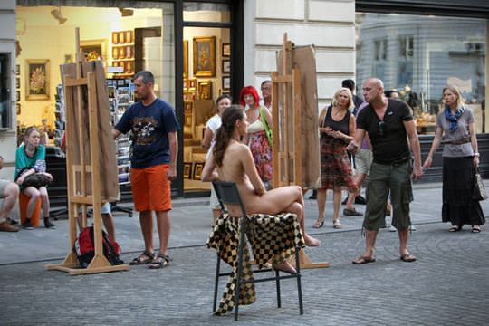 【外人】街中でヌードデッサンのモデルになってるお姉さんが美女な露出ポルノ画像 1451