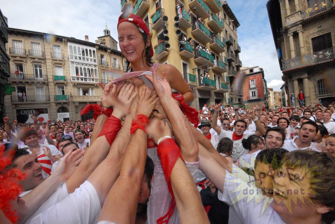 【外人】スペイン3大祭りで男も女もテンション上げまくりでおっぱいポロリしまくるポルノ画像 1694