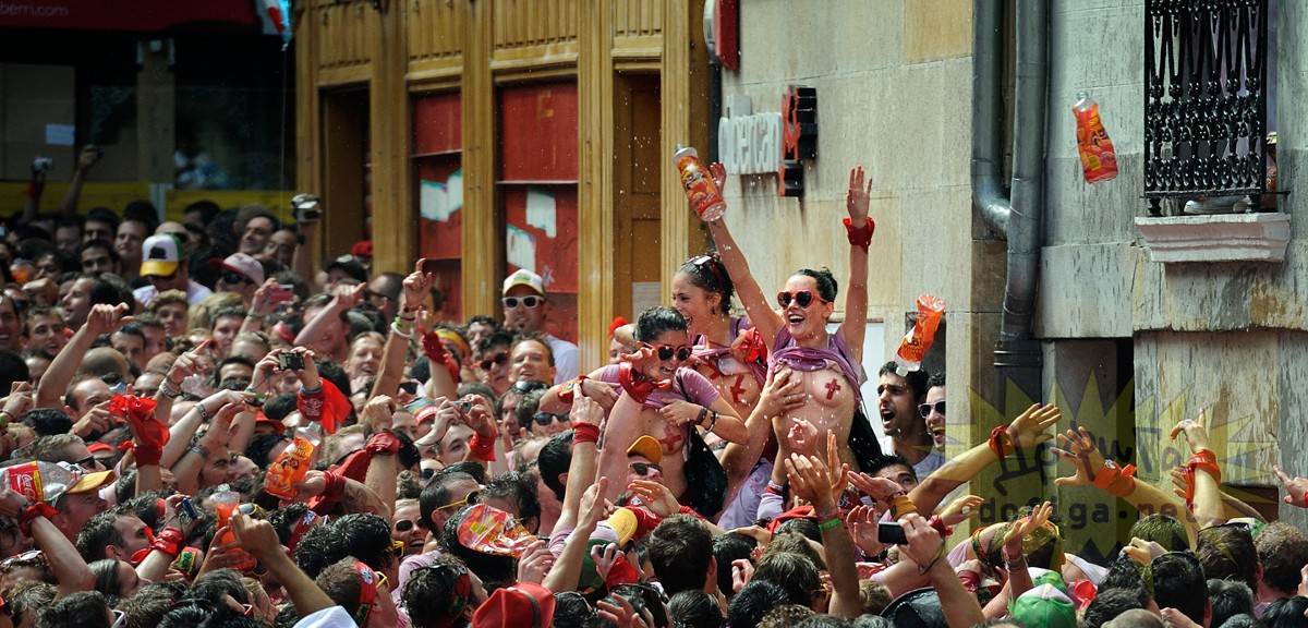 【外人】スペイン3大祭りで男も女もテンション上げまくりでおっぱいポロリしまくるポルノ画像 1980