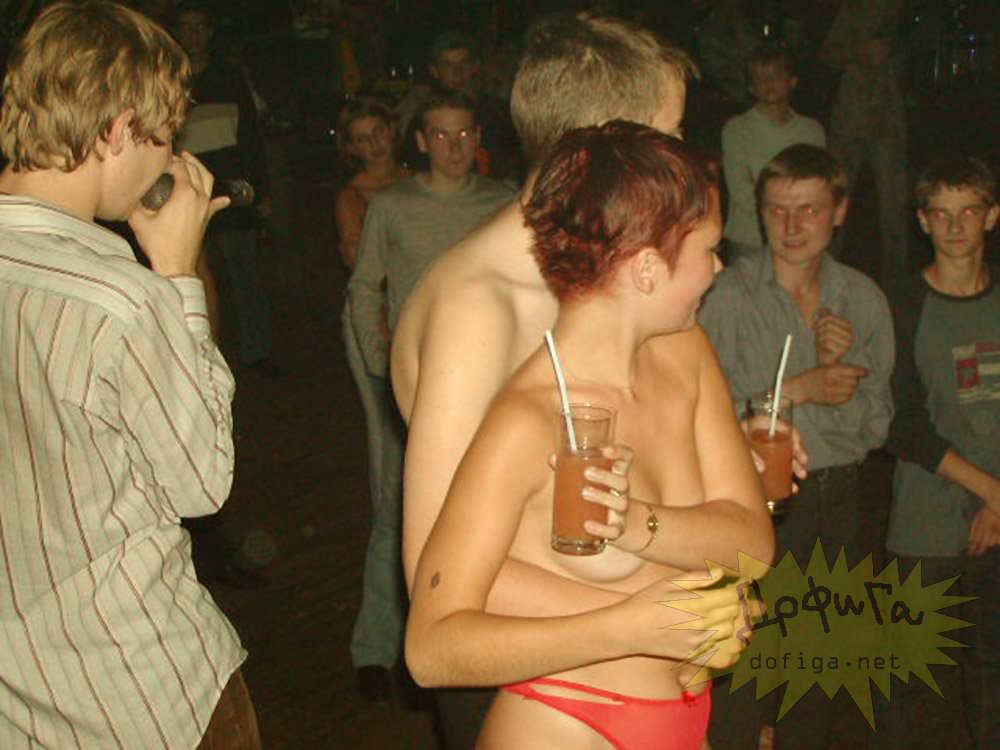 【外人】クラブでアゲアゲになり過ぎて裸になっちゃうウクライナの素人女子たちのポルノ画像 2082