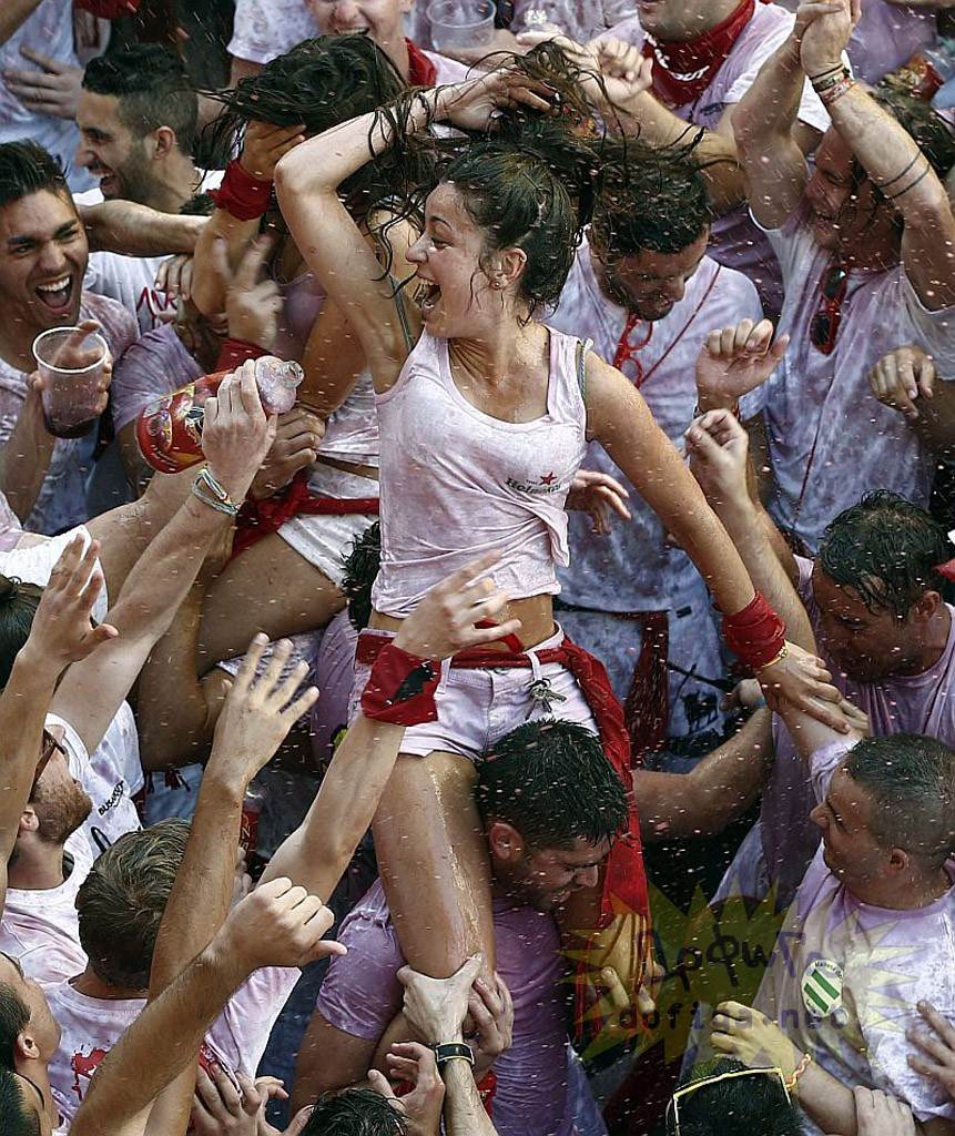 【外人】スペイン3大祭りで男も女もテンション上げまくりでおっぱいポロリしまくるポルノ画像 2283