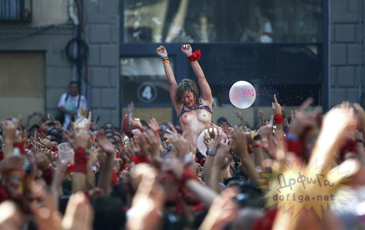 【外人】スペイン3大祭りで男も女もテンション上げまくりでおっぱいポロリしまくるポルノ画像 2284