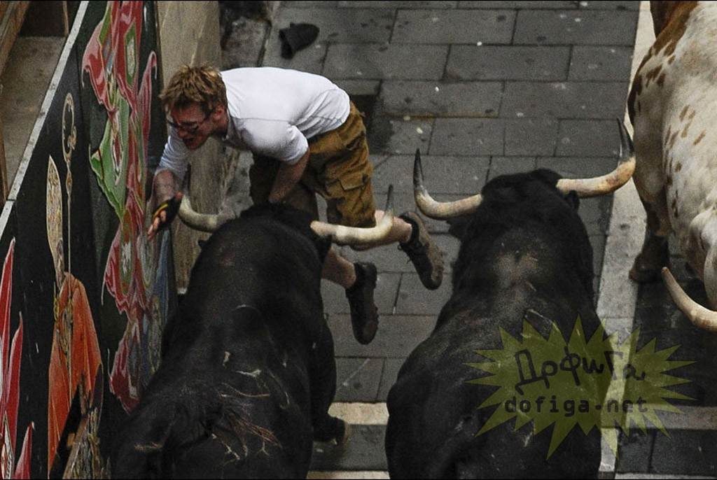 【外人】スペイン3大祭りで男も女もテンション上げまくりでおっぱいポロリしまくるポルノ画像 2740