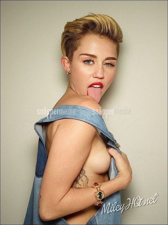 【外人】米国歌手マイリー・サイラス(Miley Ray Cyrus)のおっぱい隠し撮りに成功した露出ポルノ画像 2994