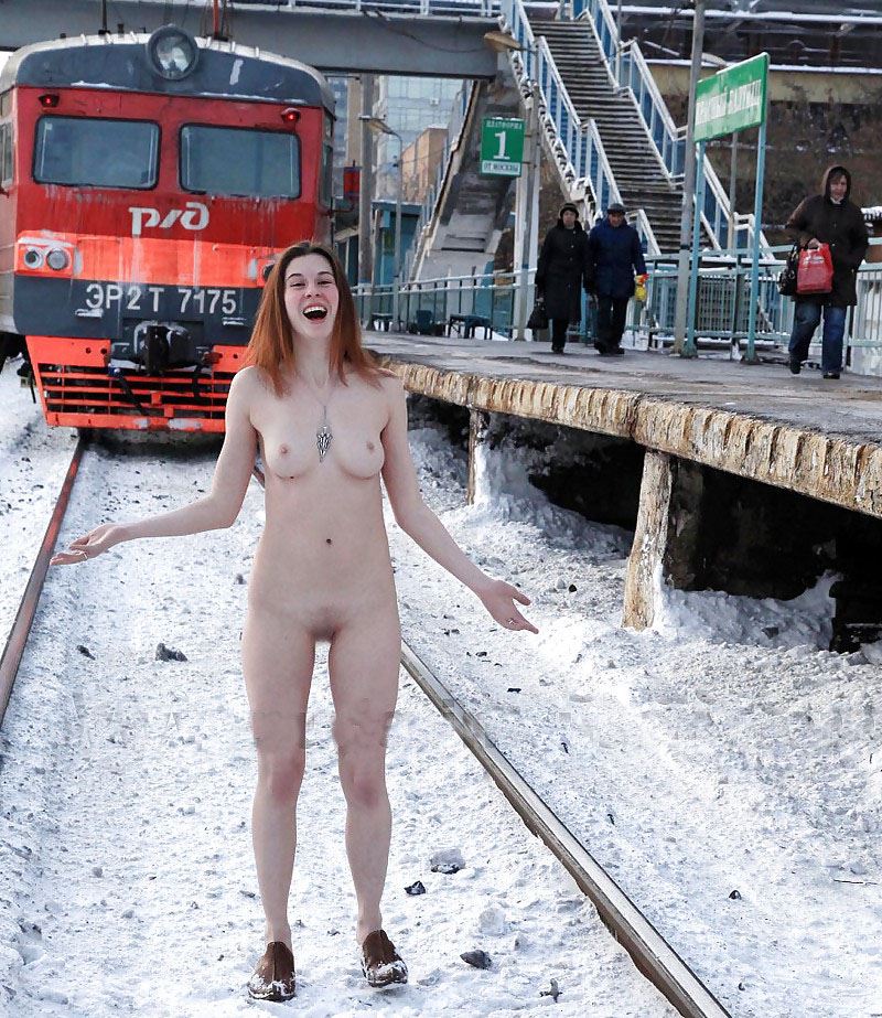 【外人】 20度 30度当たり前のロシアの冬に全裸で雪遊びする露出女のポルノ画像 429