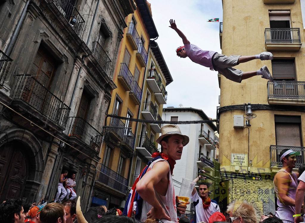 【外人】スペイン3大祭りで男も女もテンション上げまくりでおっぱいポロリしまくるポルノ画像 8118