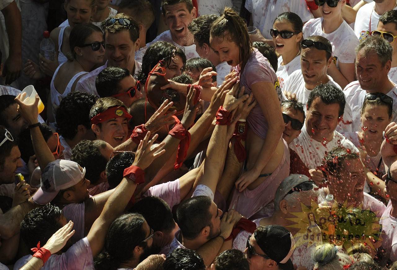 【外人】スペイン3大祭りで男も女もテンション上げまくりでおっぱいポロリしまくるポルノ画像 9115