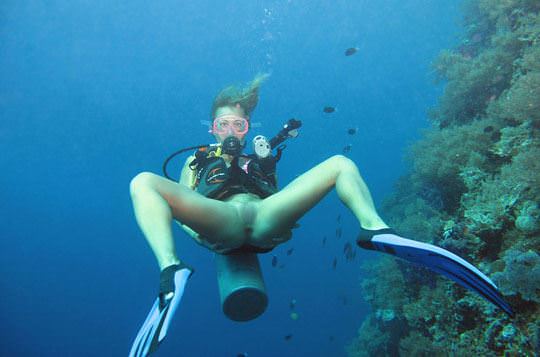 【外人】アワビかと思ったらおまんこだった水中に浮かぶ素人娘のポルノ画像 103