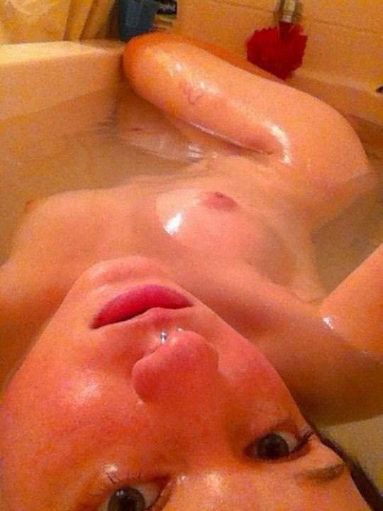 【外人】ロシアのメンヘラ女が入浴姿を自画撮りしてるポルノ画像 210