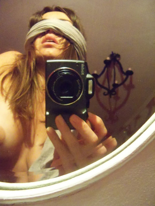 【外人】鏡越しに自画撮りアップしてるセクシー美少女のおっぱいポルノ画像 2235