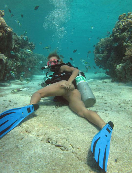 【外人】アワビかと思ったらおまんこだった水中に浮かぶ素人娘のポルノ画像 93