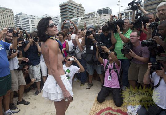 【外人】ブラジル人美女がトップレスで講義する誘惑半端ない露出ポルノ画像 152