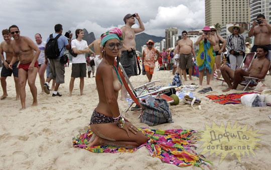 【外人】ブラジル人美女がトップレスで講義する誘惑半端ない露出ポルノ画像 182