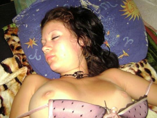 【外人】熟睡してる素人娘のおっぱいやお尻を盗撮したポルノ画像 1296