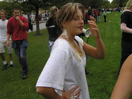 【外人】スウェーデンの女子大生がビキニや手ブラでレズってるポルノ画像 2013