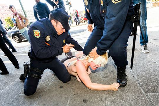 【外人】女性社会活動家グループFEMENの金髪美女がおっぱい丸出しで逮捕されてるポルノ画像 319