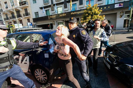 【外人】女性社会活動家グループFEMENの金髪美女がおっぱい丸出しで逮捕されてるポルノ画像 418