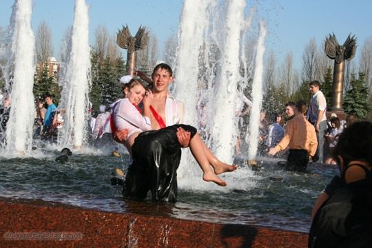 【外人】ロシアの素人娘が野外の噴水でじゃれ合っておっぱい丸見えな露出ポルノ画像 2720