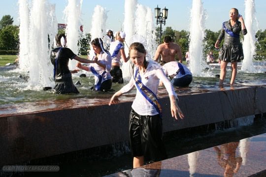 【外人】ロシアの素人娘が野外の噴水でじゃれ合っておっぱい丸見えな露出ポルノ画像 3217