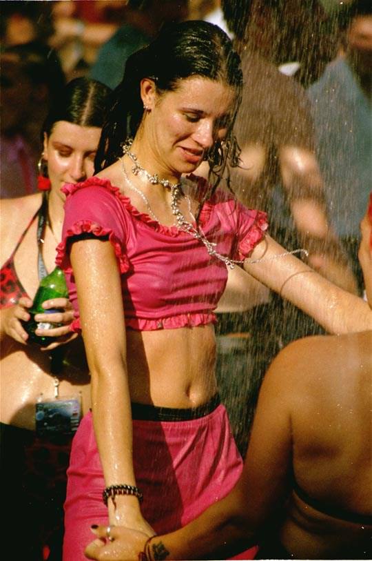 【外人】ロシアの素人娘が野外の噴水でじゃれ合っておっぱい丸見えな露出ポルノ画像 4114