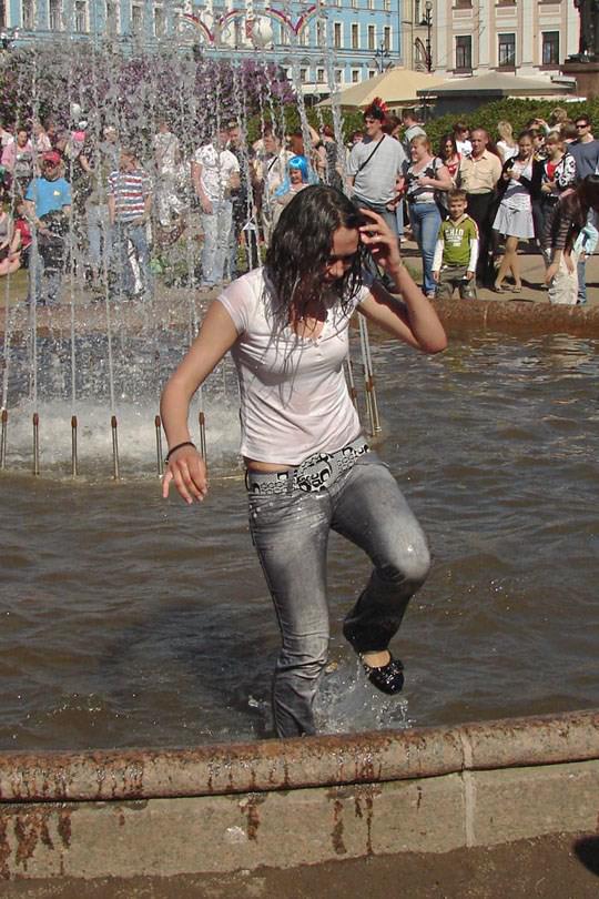 【外人】ロシアの素人娘が野外の噴水でじゃれ合っておっぱい丸見えな露出ポルノ画像 836