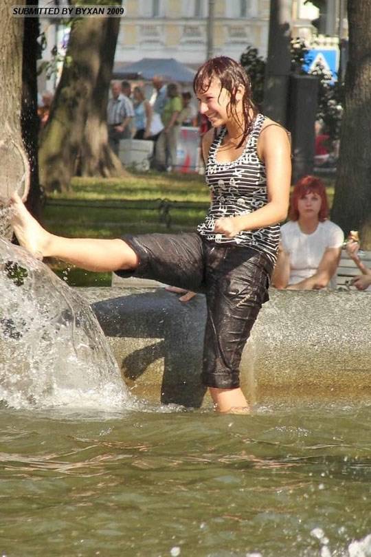 【外人】ロシアの素人娘が野外の噴水でじゃれ合っておっぱい丸見えな露出ポルノ画像 935