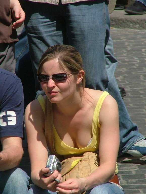 【外人】胸チラパンチラ当たり前な海外美女たちの街撮りポルノ画像 208