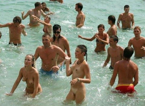 素人のガチ生おっぱい見放題の海外ヌーディストビーチポルノ画像 130