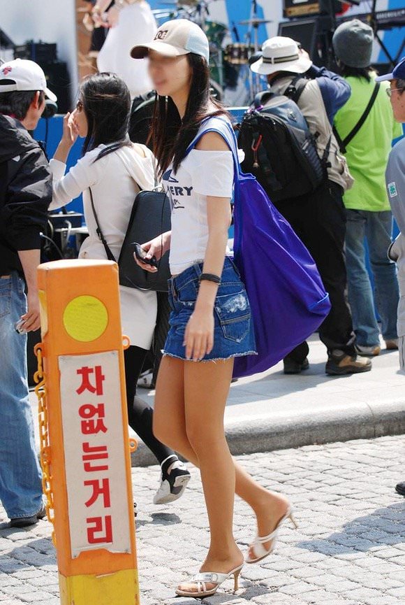 韓国人女子の太ももを街撮り盗撮した素人ポルノ画像 233